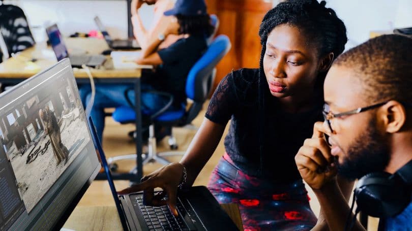 女性在教男性使用Unity